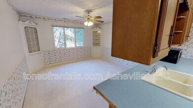 30 Persimmon Ln in Asheville, NC - Building Photo - Building Photo