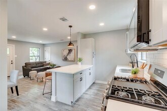 Room in House on Tisinger Ave in Dallas, TX - Building Photo - Building Photo