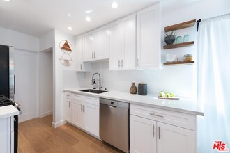 818 Pacific Ave, Unit 1 in Venice, CA - Foto de edificio - Building Photo