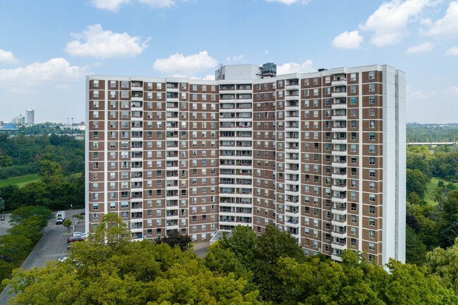 10 Edgecliff Golfway in Toronto, ON - Building Photo - Building Photo