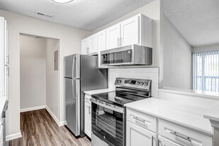 Georgetown Oaks in Savannah, GA - Building Photo