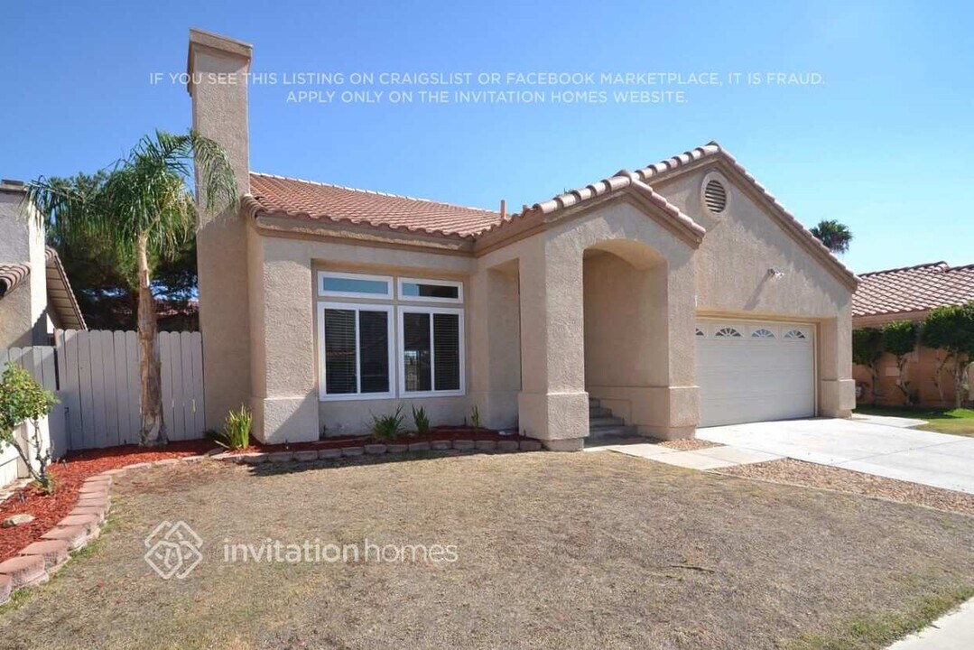 2261 Gregory Ave in Palmdale, CA - Foto de edificio