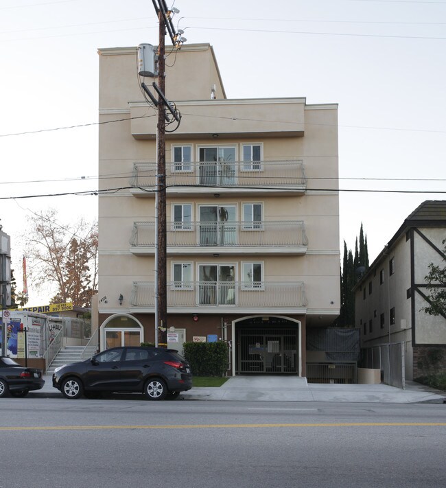 14116 Burbank Blvd in Sherman Oaks, CA - Foto de edificio - Building Photo