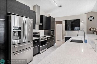 7200 SW 20th St in Plantation, FL - Foto de edificio - Building Photo