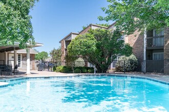 Southstead Apartments in Lubbock, TX - Foto de edificio - Building Photo