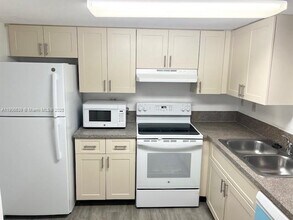 9995 Nob Hill Ln in Sunrise, FL - Building Photo - Building Photo