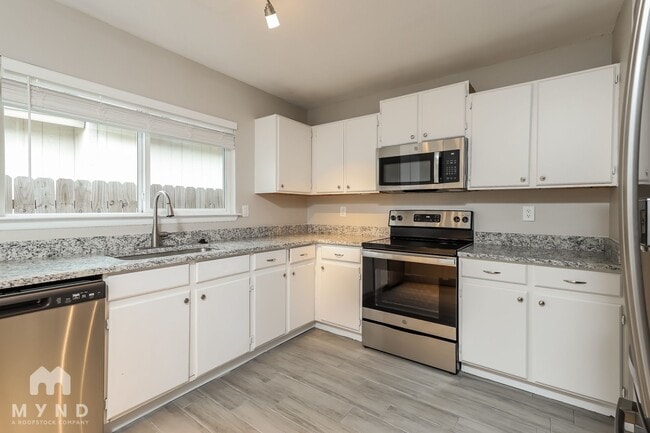 8306 Pine Meadow Dr in Converse, TX - Foto de edificio - Building Photo