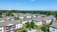 Big Creek Apartments and Townhouses in Parma Heights, OH - Foto de edificio - Building Photo