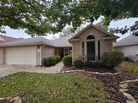 323 Chase Oaks Pl in Fredericksburg, TX - Building Photo
