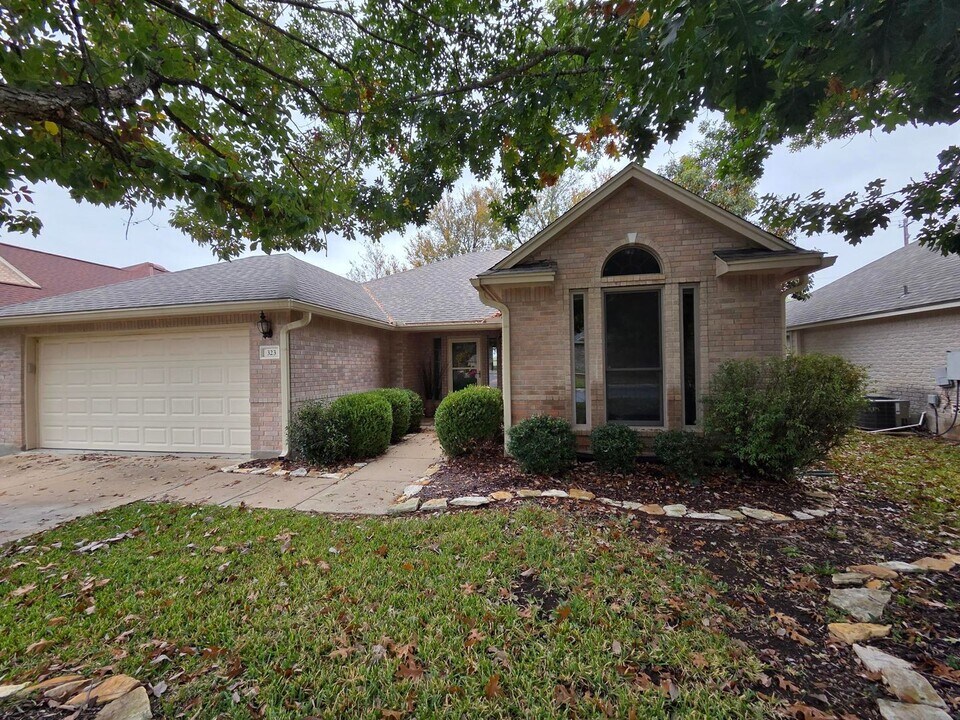 323 Chase Oaks Pl in Fredericksburg, TX - Building Photo