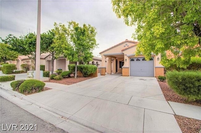 10616 Calico Pines Ave in Las Vegas, NV - Building Photo - Building Photo