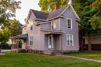 310 Maple St, Unit B in Big Rapids, MI - Building Photo - Building Photo