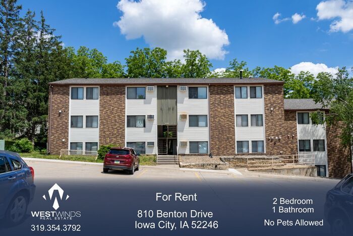 810 Benton Dr in Iowa City, IA - Building Photo