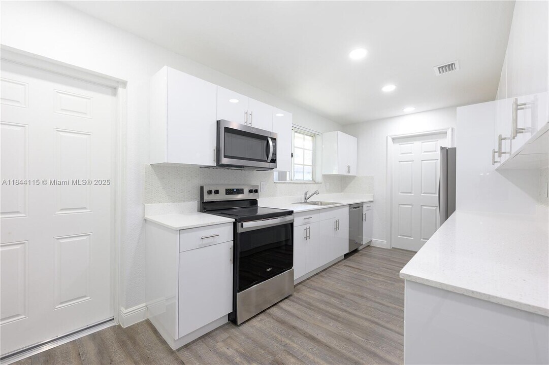 2355 NW 99th Terrace in Miami, FL - Building Photo