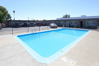 Delta Court Apartments in Fairfield, CA - Building Photo - Building Photo