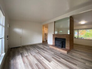 19255 Occidental Ave S in Des Moines, WA - Building Photo - Building Photo