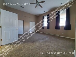 101 S Main St-Unit -APT 4 in Clinton, IN - Foto de edificio - Building Photo