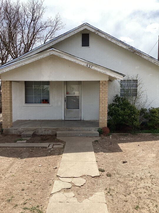 925 W 14th St in Portales, NM - Building Photo