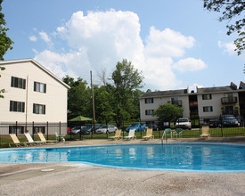 Oakwood Apartments in Florence, KY - Building Photo - Building Photo