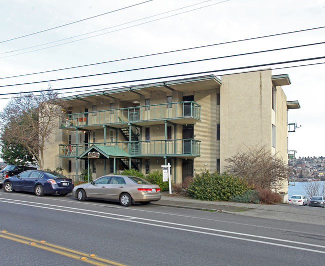 1758 Dexter Ave N in Seattle, WA - Foto de edificio - Building Photo