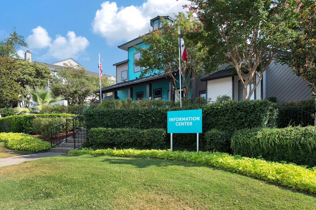 Icon Apartments in San Antonio, TX - Building Photo