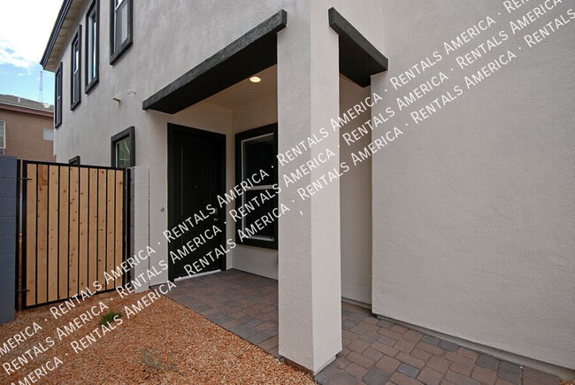 3725 E Catalina Dr in Phoenix, AZ - Foto de edificio - Building Photo