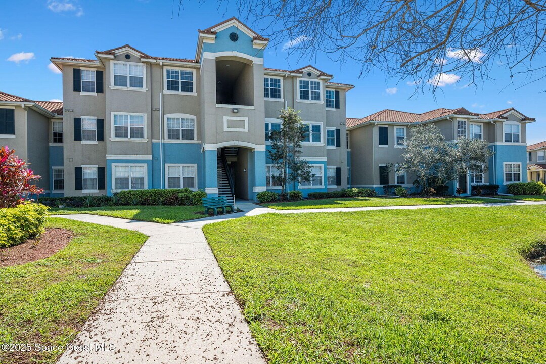 5683 Star Rush Dr in Melbourne, FL - Foto de edificio