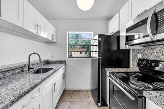 18206 Mediterranean Blvd, Unit 5-21 in Hialeah, FL - Foto de edificio - Building Photo