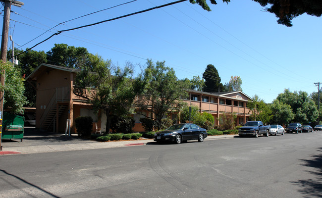 555 Dexter St in Santa Rosa, CA - Building Photo - Building Photo