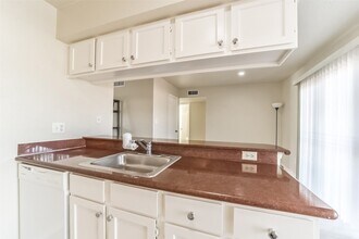 6202 Skyline Dr, Unit 44 in Houston, TX - Building Photo - Building Photo