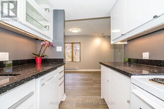 32-32 Hogarth Ave in Toronto, ON - Building Photo - Building Photo