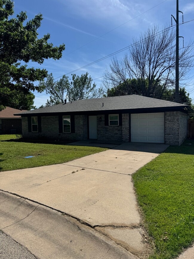 821 Vernon Ct in Sanger, TX - Building Photo - Building Photo