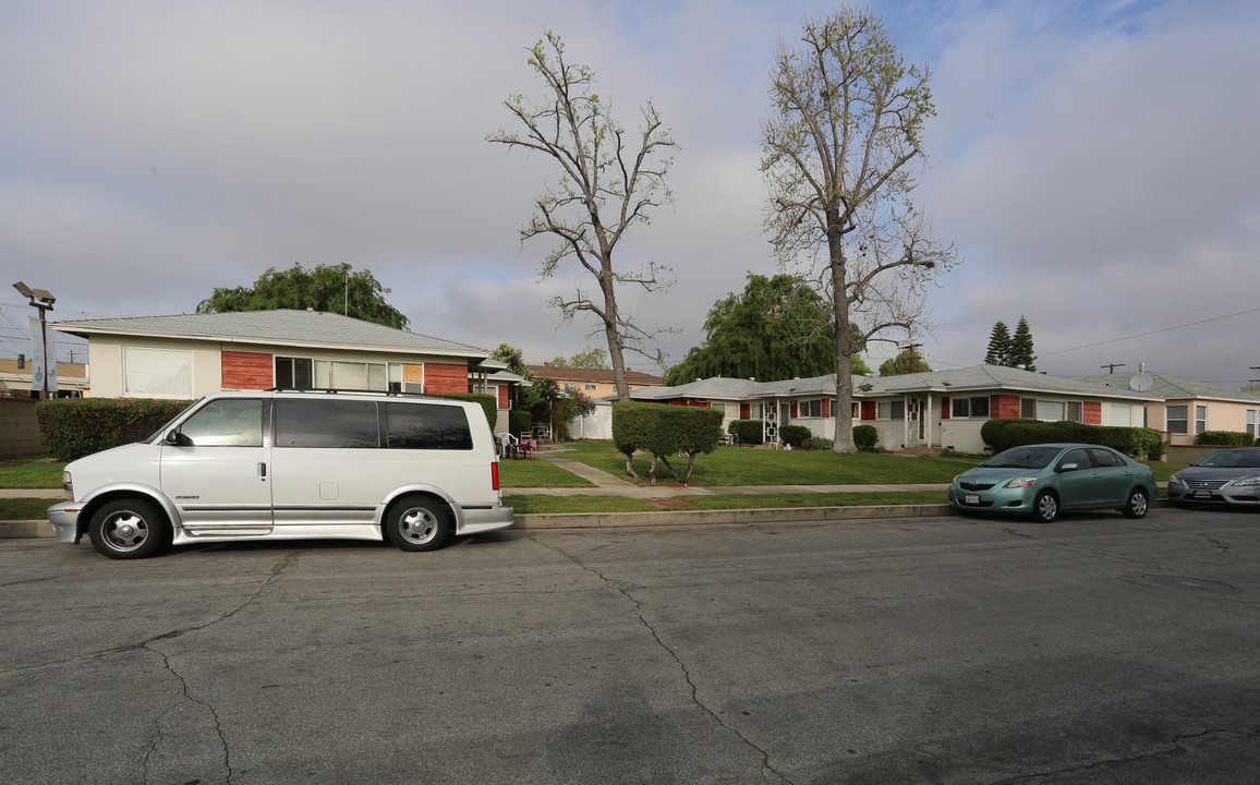 2421-2427 Brighton St in Burbank, CA - Building Photo