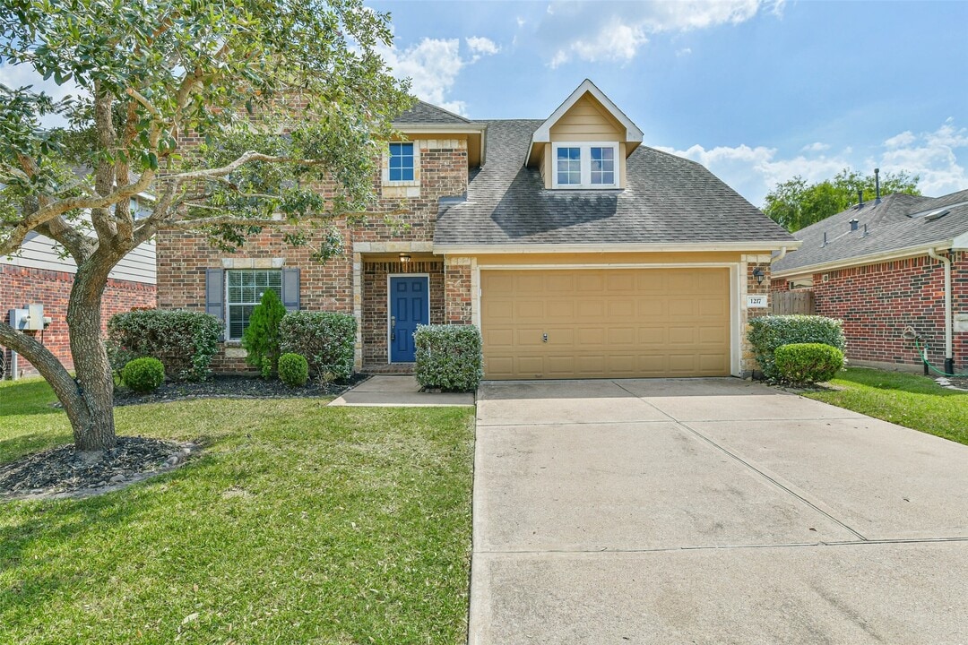 1217 Quarterhorse Dr in Alvin, TX - Building Photo