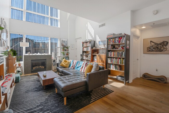 17 W Vernon Ave, Unit 610 in Phoenix, AZ - Building Photo - Building Photo