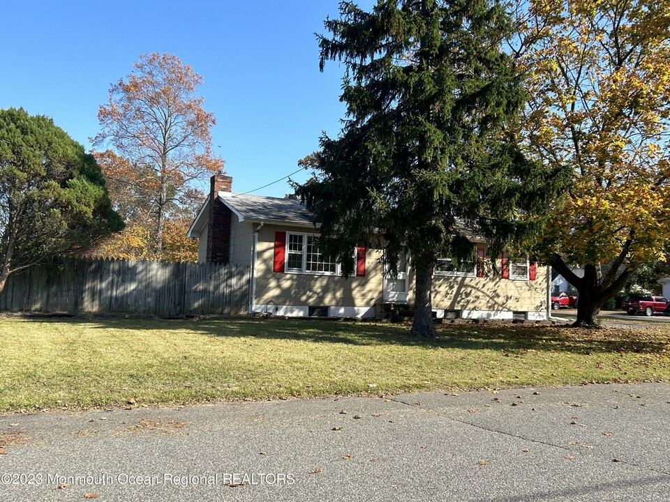 1604 Whitcomb Rd in Forked River, NJ - Building Photo