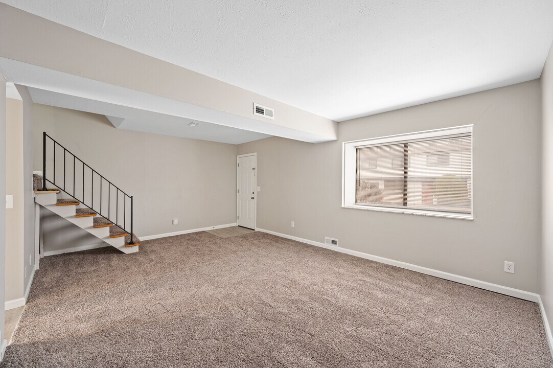 Village Square Townhomes in Cincinnati, OH - Building Photo