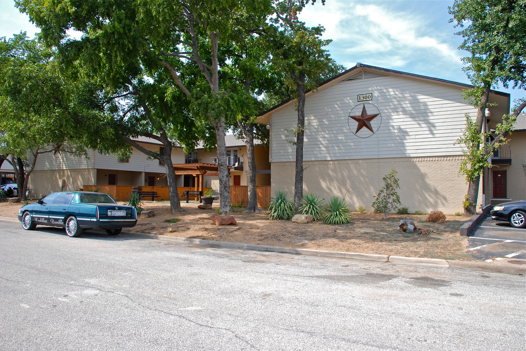 Willshire Manor in Euless, TX - Foto de edificio