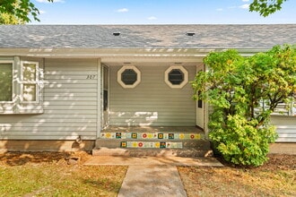 305 Knoop Ln in Eugene, OR - Building Photo - Building Photo