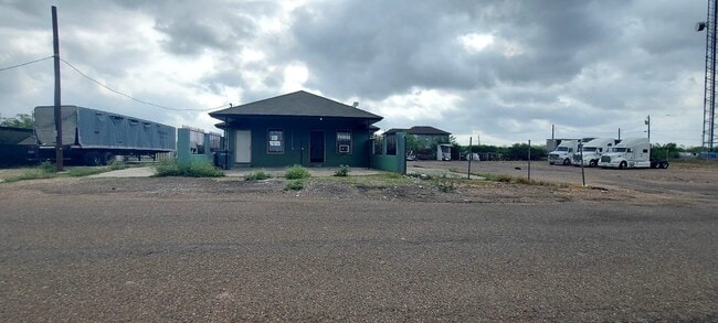 207 Arco Iris Road in Laredo, TX - Building Photo - Building Photo