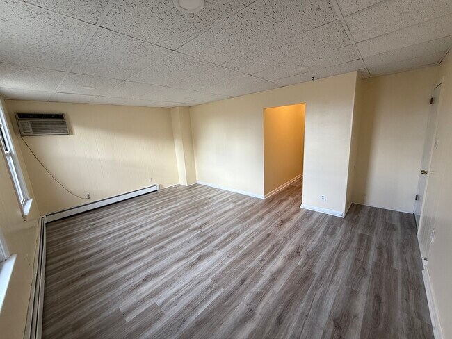 144 Midland Ave, Unit 1 in Garfield, NJ - Foto de edificio - Building Photo
