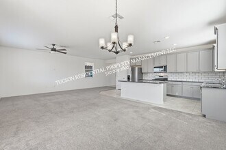 7842 S New Strike Way in Tucson, AZ - Building Photo - Building Photo