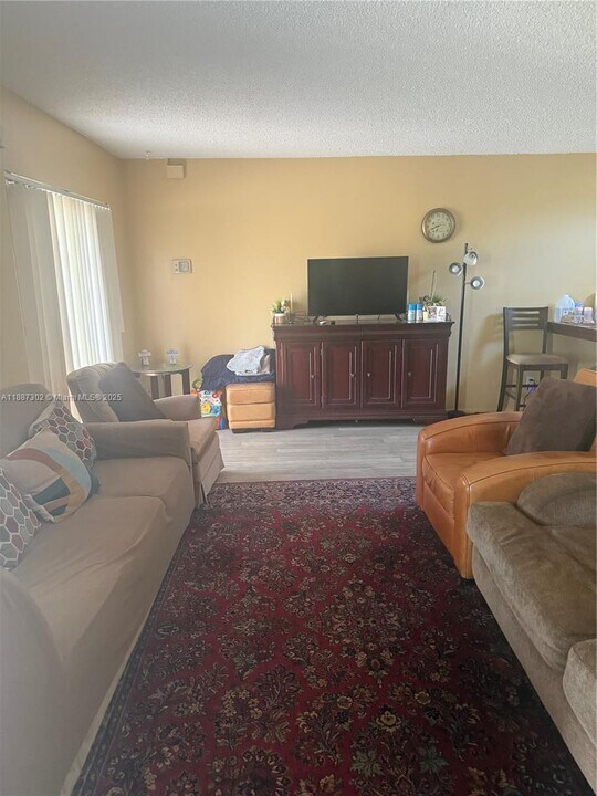 2061 NW 56th Ave in Lauderhill, FL - Foto de edificio