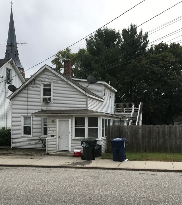 10 Maple Ave in Willimantic, CT - Building Photo