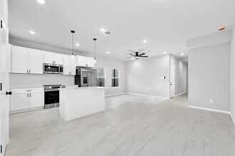 1035 W Austin St in Conroe, TX - Building Photo - Building Photo