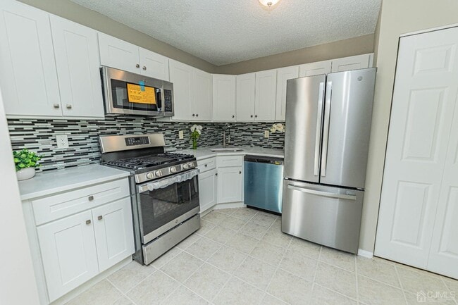 142 Darwin Ln in North Brunswick, NJ - Building Photo - Building Photo