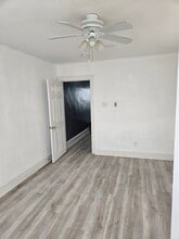2128 Stenton Ave, Unit Stenton Ave 2nd fl in Philadelphia, PA - Foto de edificio - Building Photo