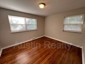 8698 White Ave in Brentwood, MO - Building Photo - Building Photo