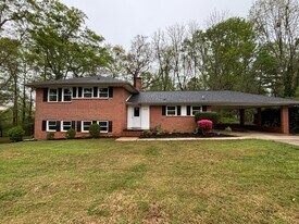 3318 Hilltop Cir in Gainesville, GA - Building Photo