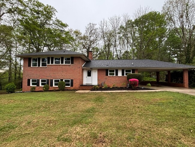 property at 3318 Hilltop Cir